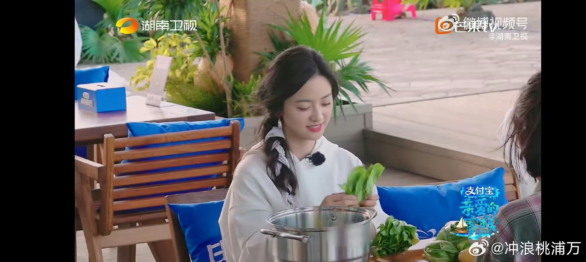 秦岚沈月择菜有请回答1988那味了亲爱的客栈 看着姐姐们慢悠悠择菜聊天，这岁月静