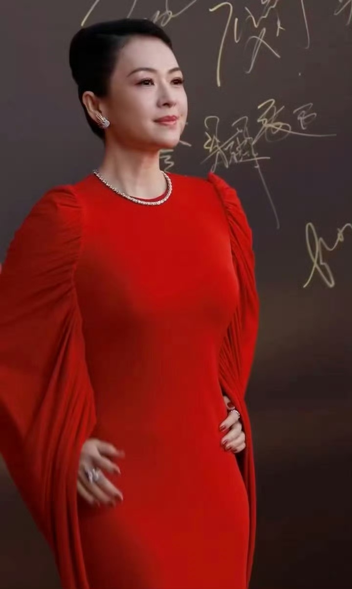 章子怡脸咋了2026年3月中下旬的多次公开亮相中，章子怡的面部状态与过往形象形成