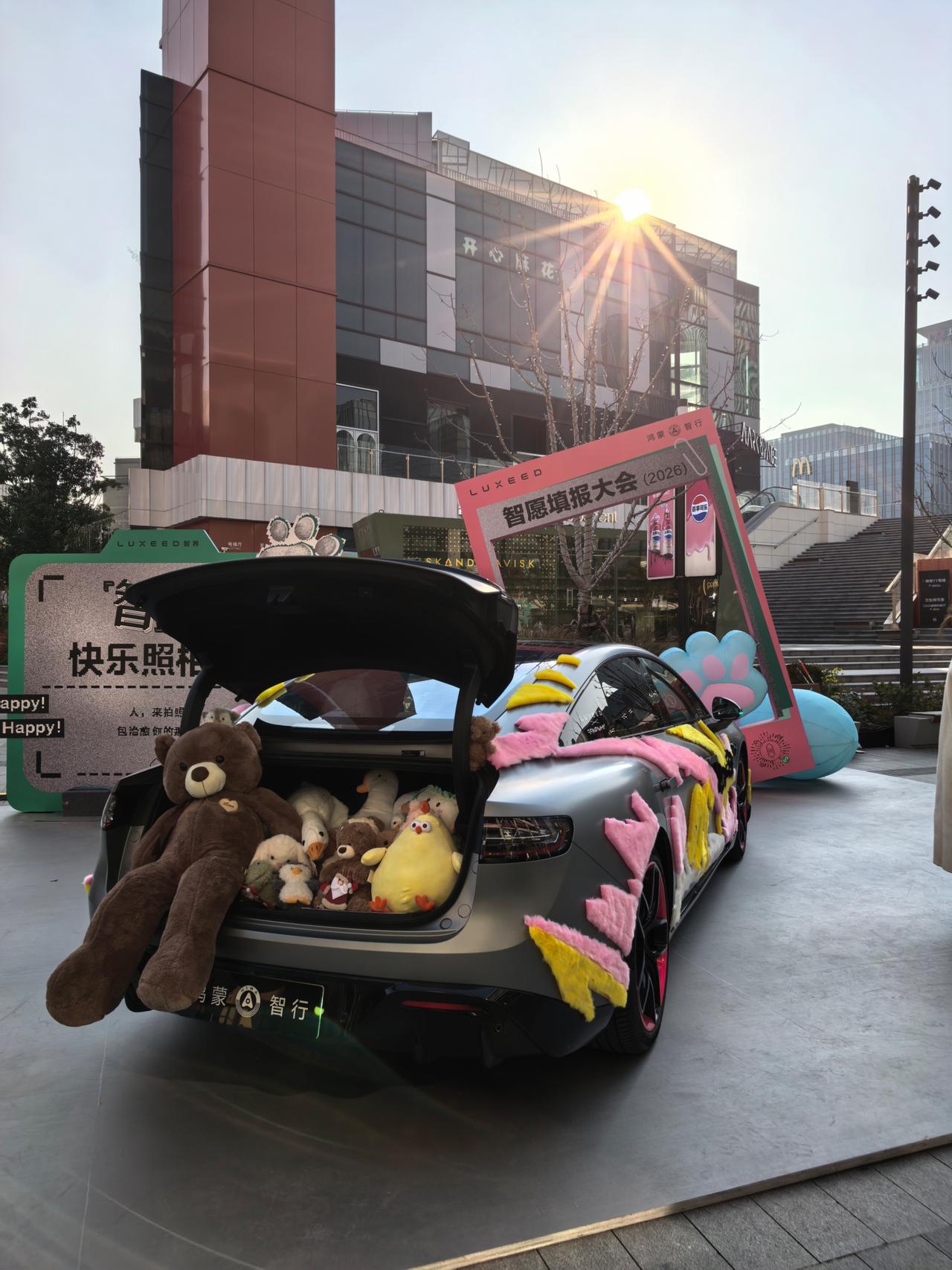 打卡智界潮改赛线下大展！智界 R7 和 S7 本身就有好的设计，再加上定制化的改