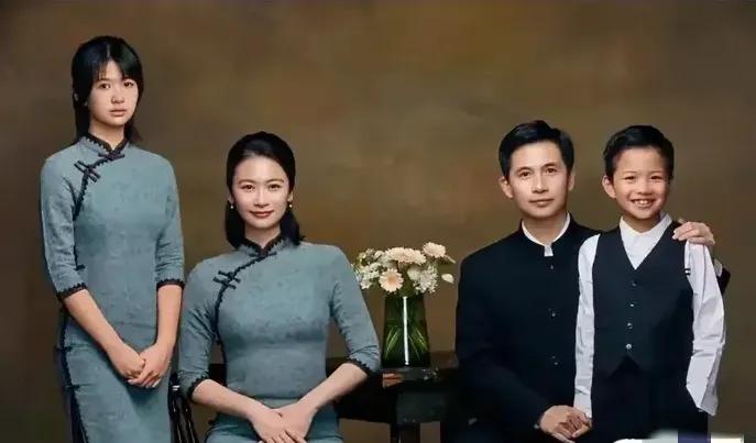
珍贵的影像（62）
舞蹈演员黄豆豆的全家福（妻子粟奕，女儿黄豆角，儿子黄豆芽）