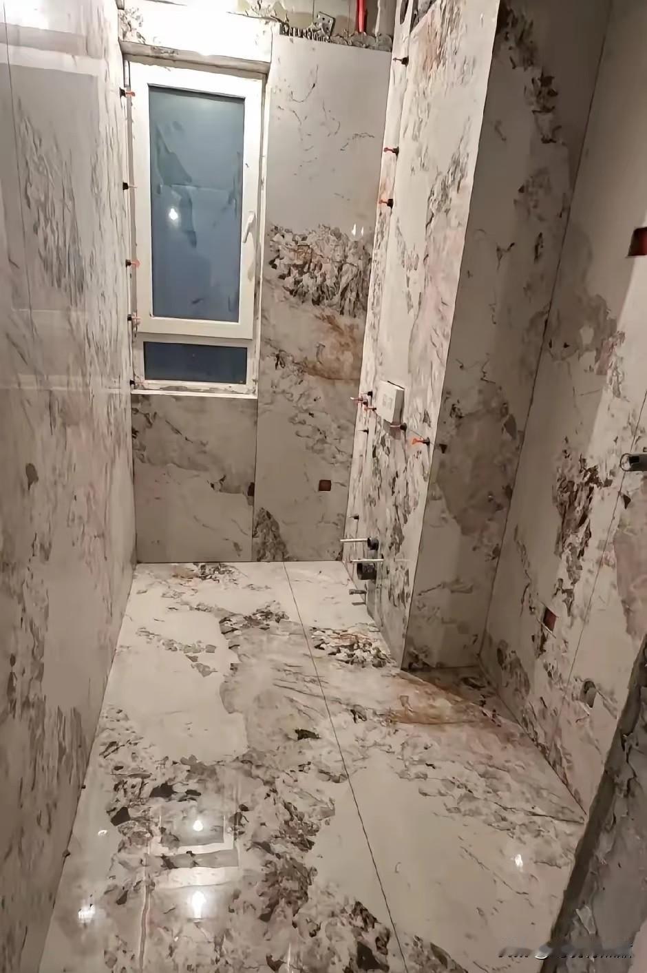 老板说这种大理石瓷砖很耐脏，看了看感觉确实耐脏，因为看着已经非常非常非常脏了。