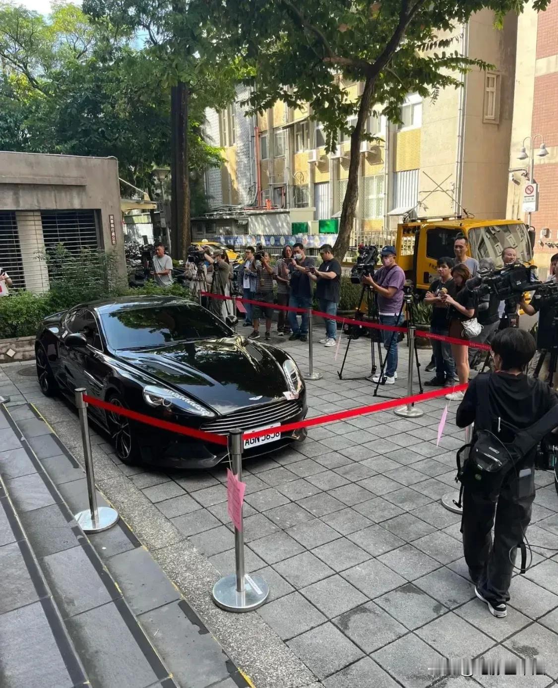 汪小菲被大S拍卖的豪车是阿斯顿.马丁，新车1680万台币（约386万人民币），现