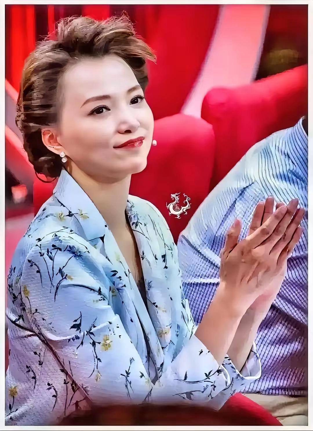 董卿说：“一个空瓶子，它就值一毛钱，装上矿泉水值两块钱，装上了牛奶可以值十块钱，