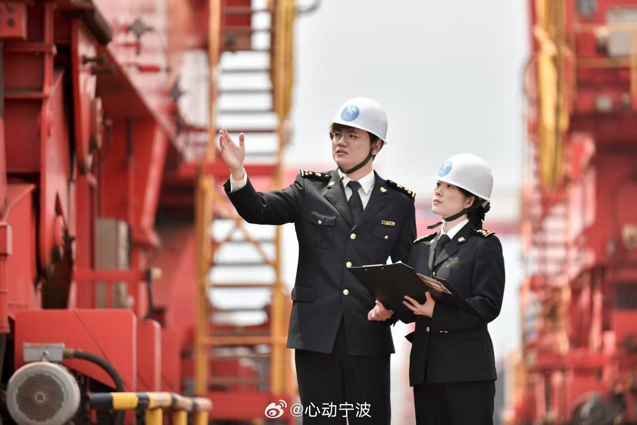 【浙货走浙港，近六成义乌商品从宁波口岸出口 】今年一季度，义乌外贸出口额1786