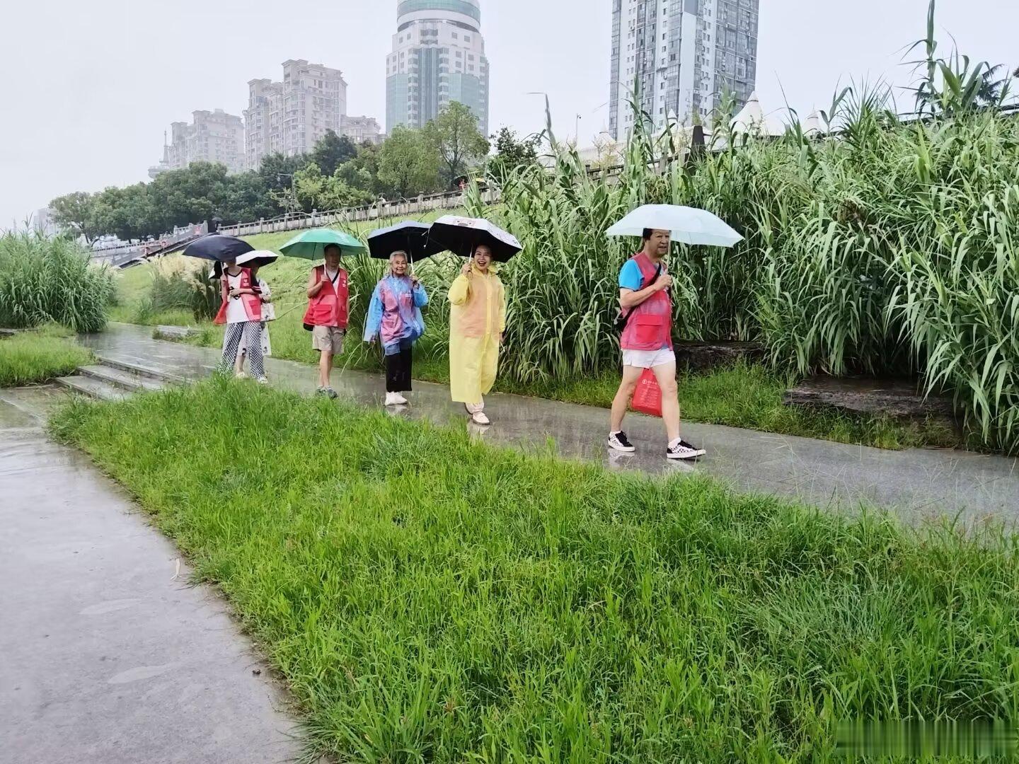 早安你已连续早安问候3321天，昨晚睡了7小时59分钟。真正的英雄不是改变世界，