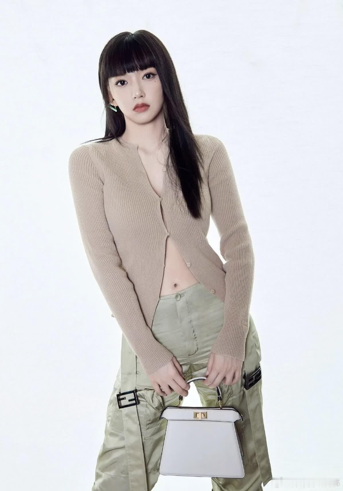 程潇只扣两颗扣子这操作，是真敢穿啊 ​​​