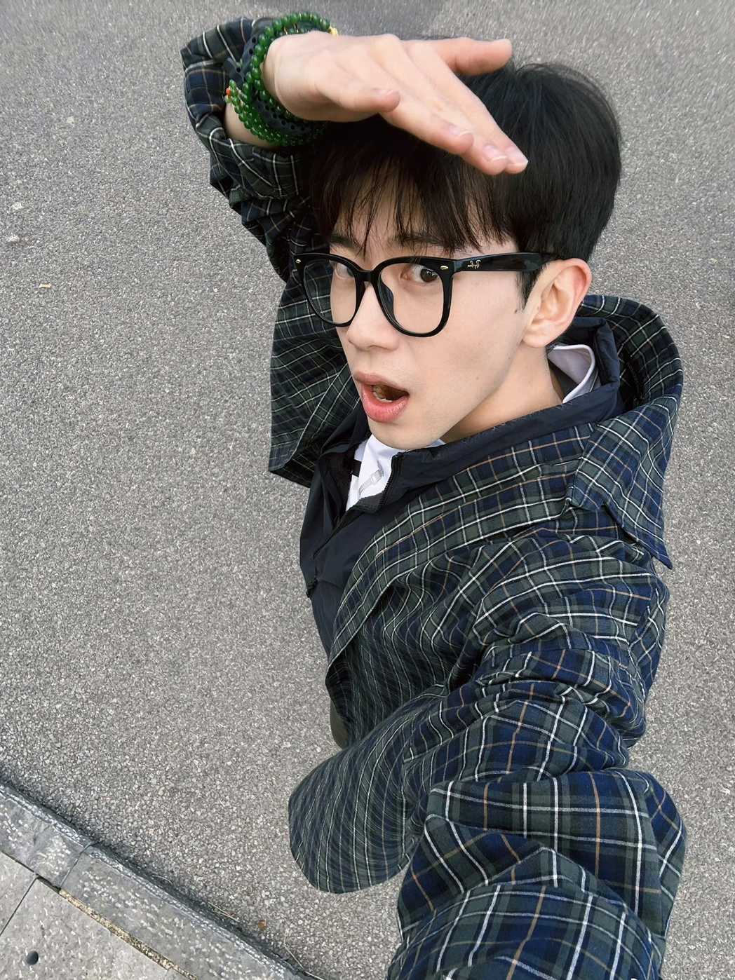 费启鸣大理旅行穿搭男大感十足，梦回费启鸣大学时期了呢[好喜欢] 