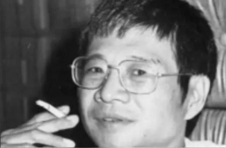 1957年，倪匡伪造公章和介绍信，由内蒙古畏罪潜逃至广州，七月间偷渡澳门，最终逃