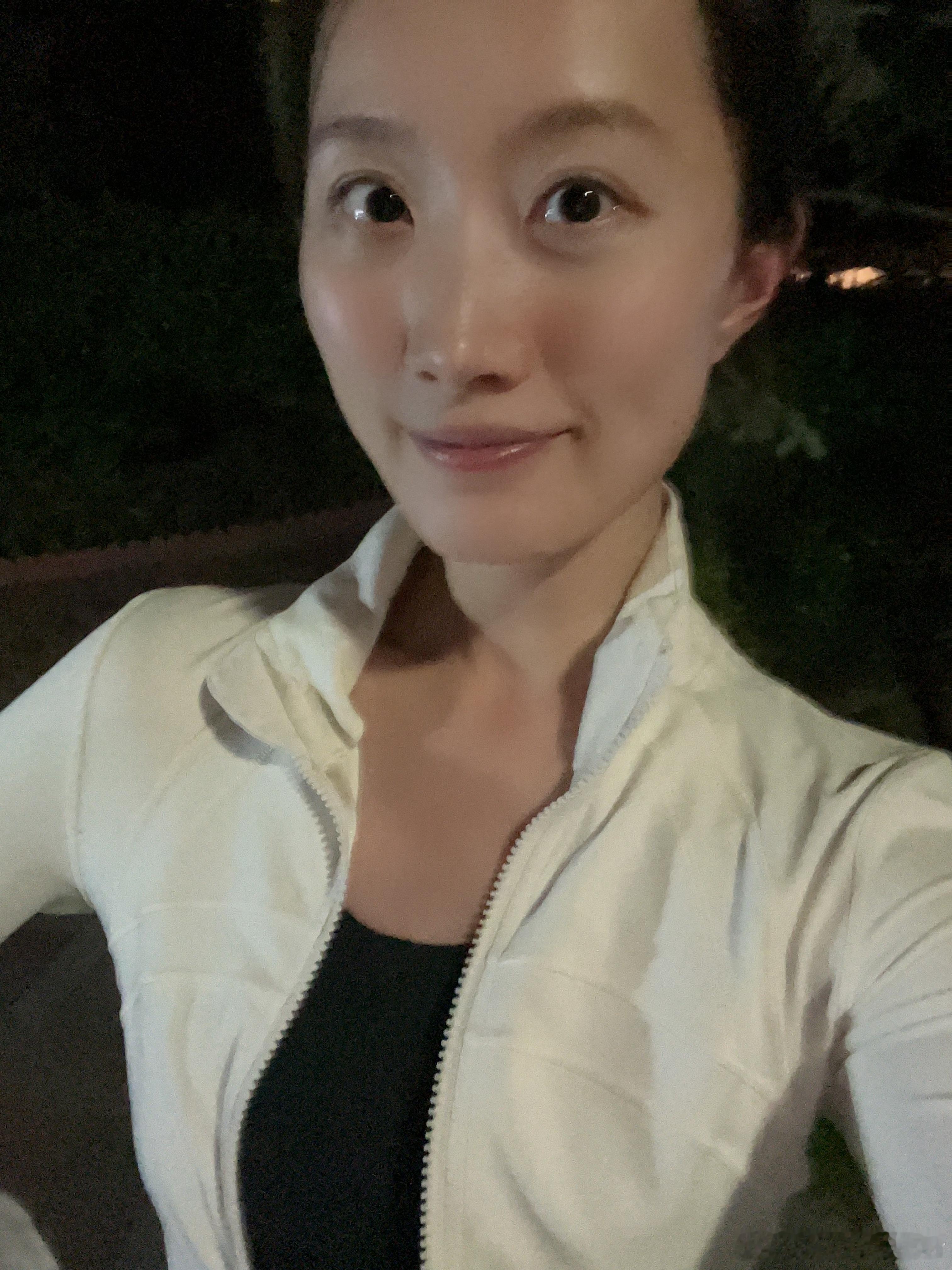 下飞机回家，感觉温度舒适空气清新从来不规律运动的人竟然突然想出去跑个步那么问题来