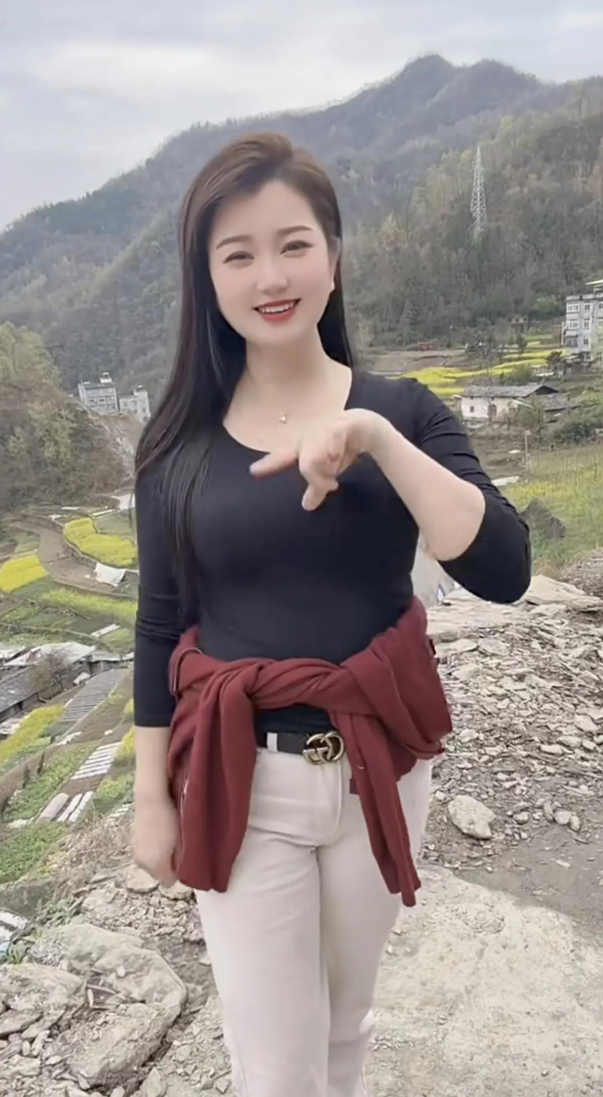 在山间梯田，撞见了春天的第一抹黄🌼

回山里的日子，连风里都是油菜花和泥土的味