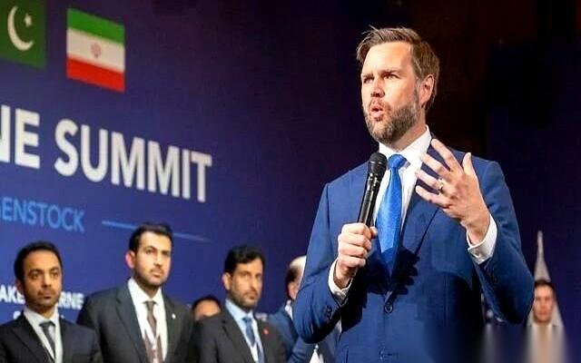 美国和伊朗，在瑞士坐上了谈判桌，号称“历史性”会谈。
但最诡异的一幕，发生在会谈