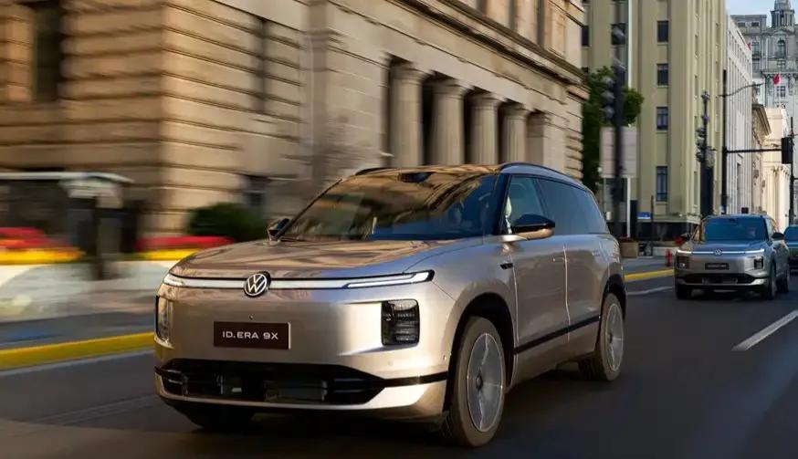 大众9X预售发布如果说外观还保留着德系的克制，那拉开车门，这套“云栖智舱”简直让