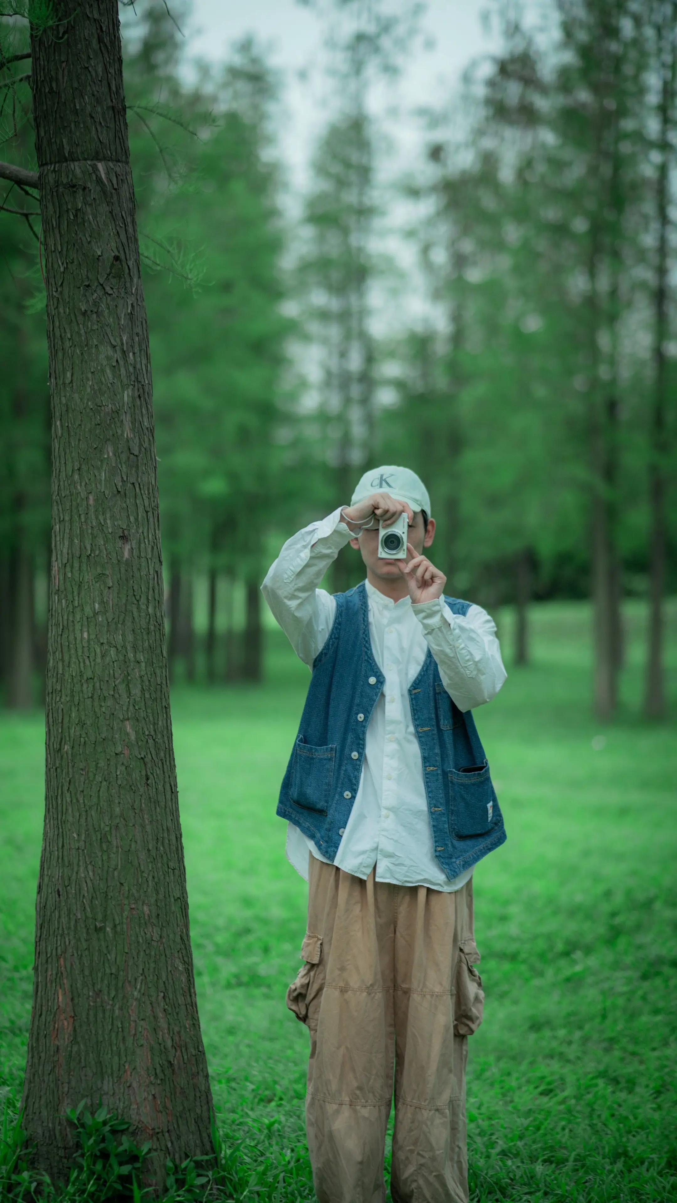 在佛山找到了闹市中的城市花园。是佛山的一片江边草地🌱，草地整体比较平...