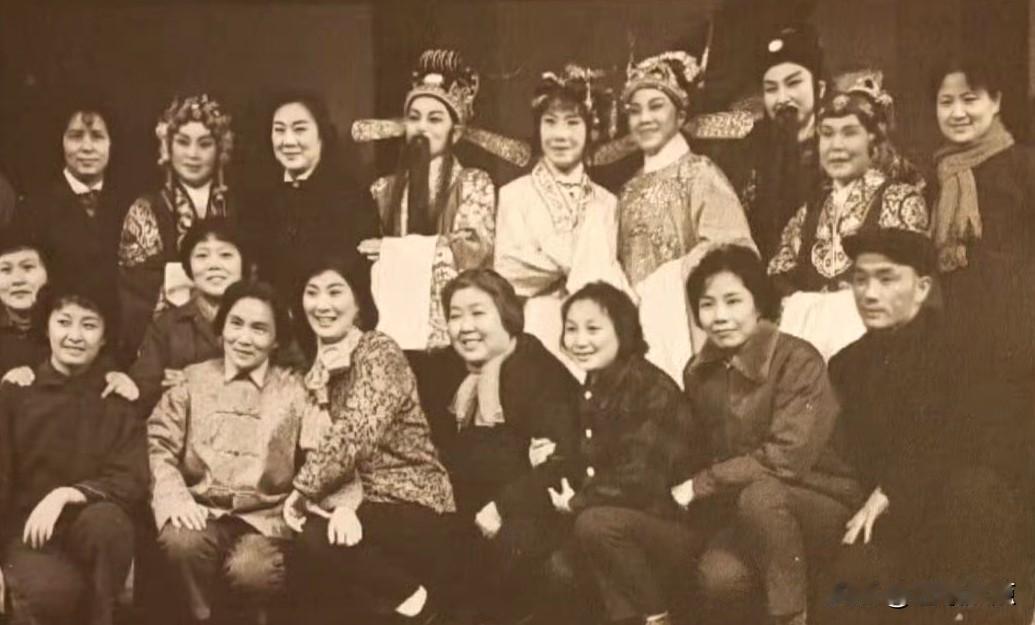 珍贵老照片：1979年，上海的越剧艺术家们在文化广场演出后留影。都有哪些名家呢？