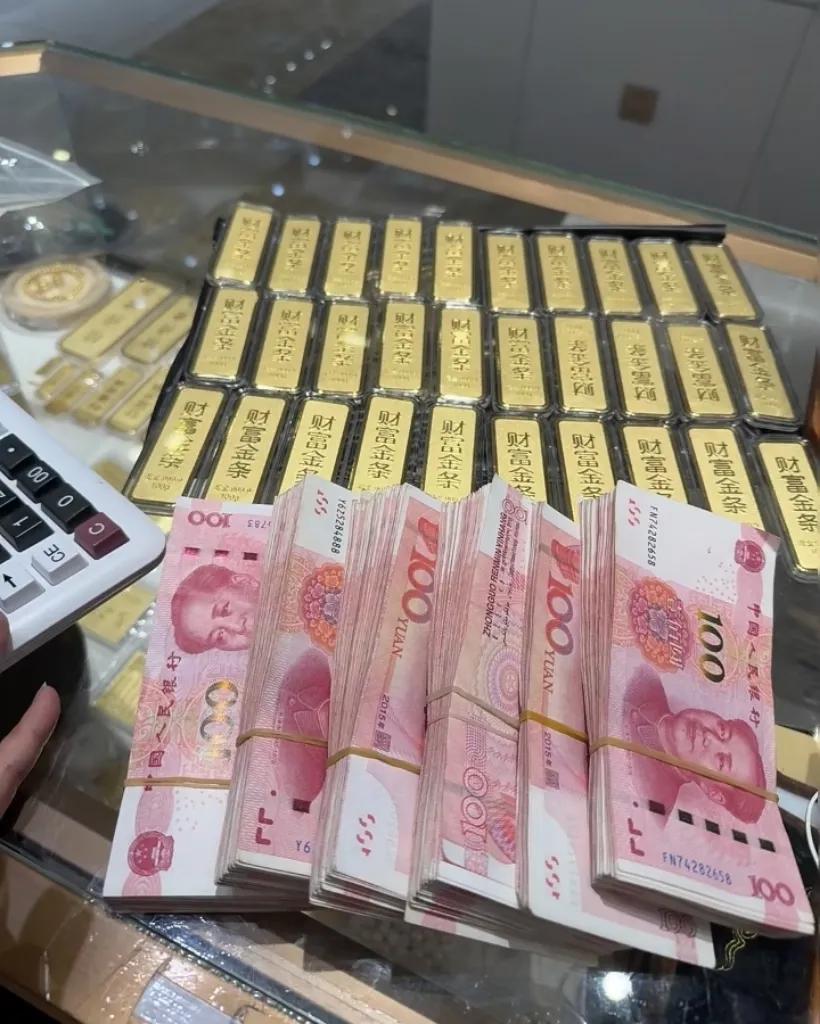 今天的金价，
让我气不打一处来，
昨天金价878一克，刚刚一查居然
还是878一