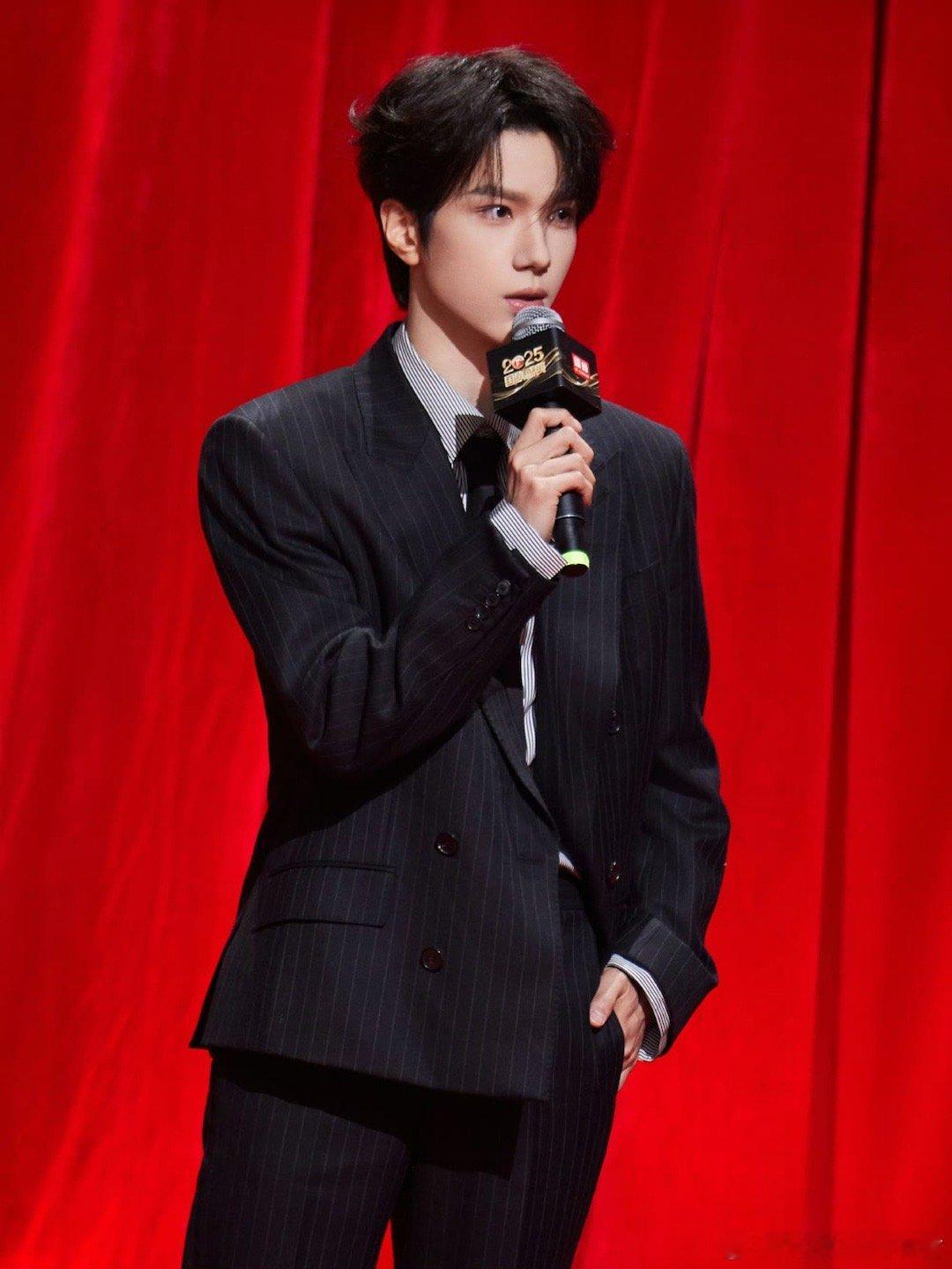 白鹿余承恩聚餐 朋友间的正常聚会而已，与其过度关注私下行程，不如多多期待余承恩在