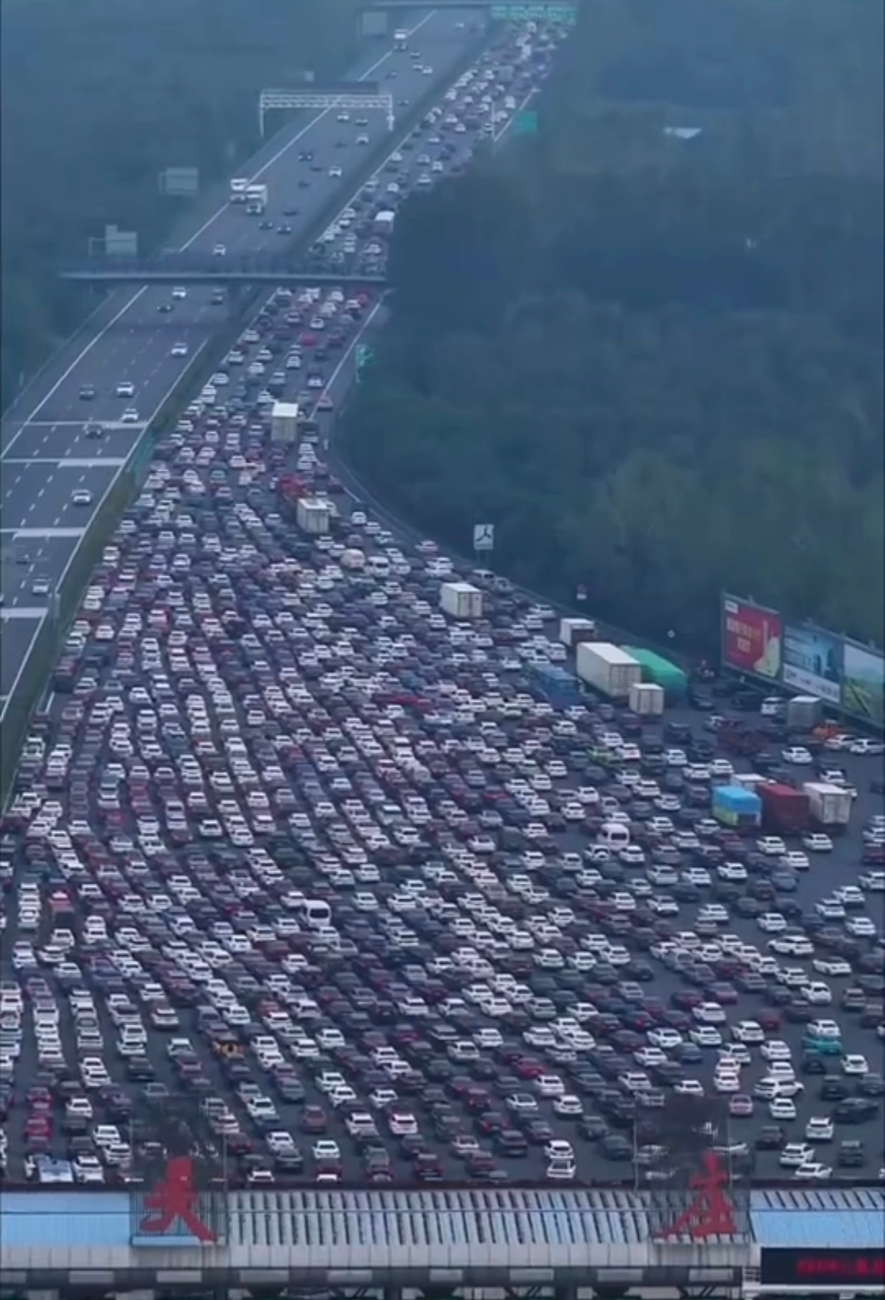国庆高速，吴庄收费口～随手截屏了几张图，你说这是Ai我都信[允悲]⚡这个国庆，没