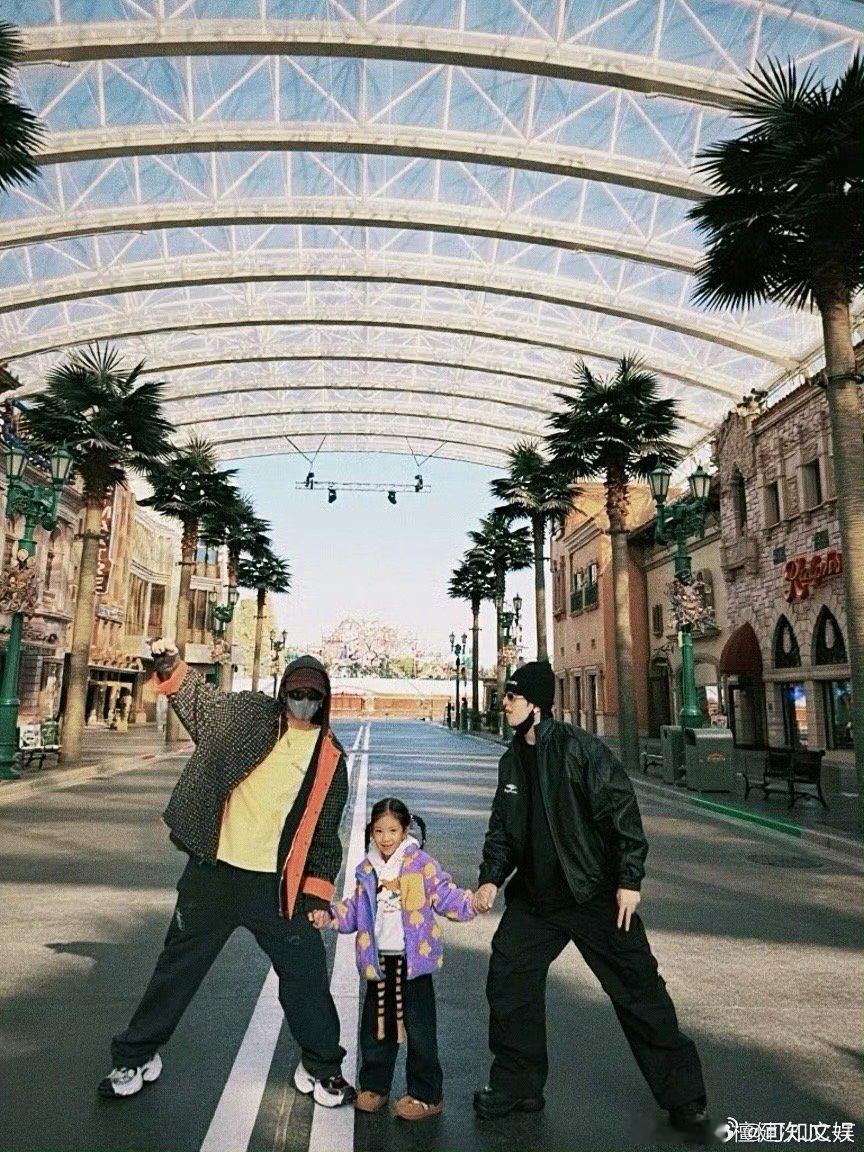 檀健次环球影城plog檀健次和符龙飞带娃照檀健次和符龙飞带娃照，好看，[太开心]