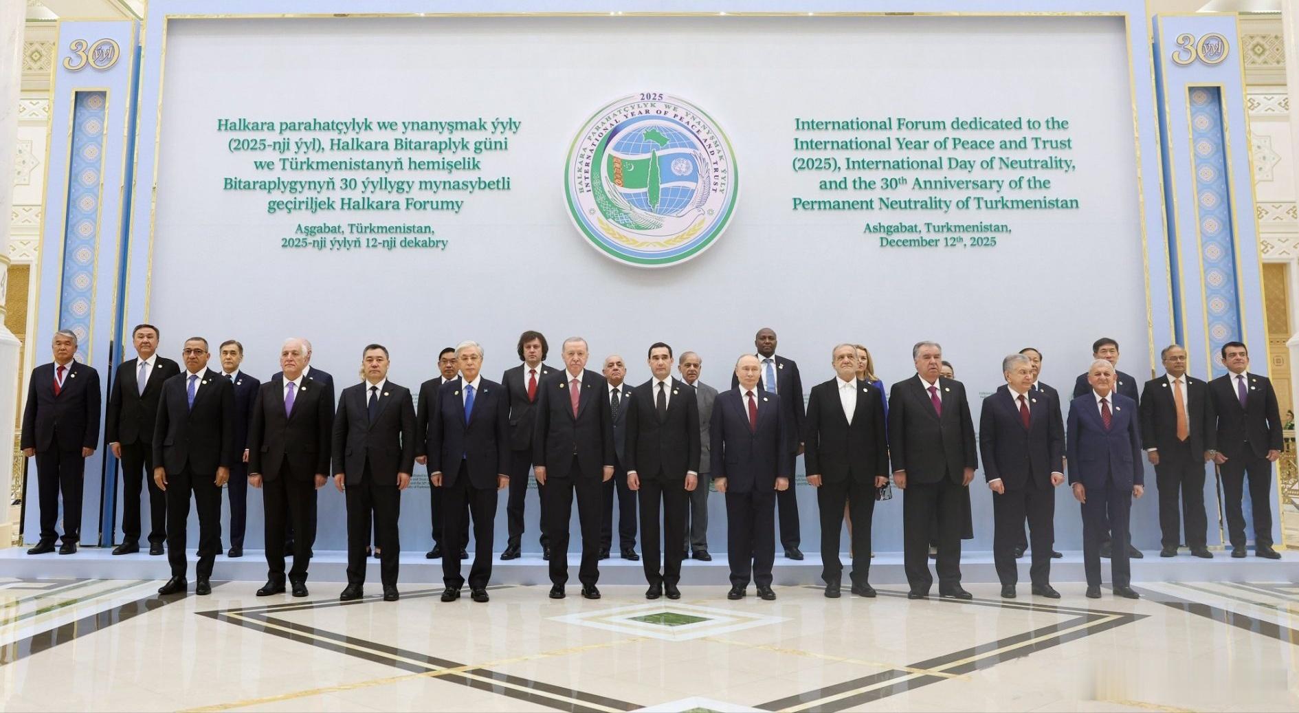 土库曼斯坦举行国际和平与互信论坛，普京出席。 