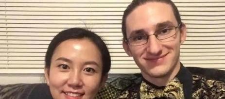 2019年，美国一名男子冲着自己的中国妻子怒吼：“滚回中国去！别拿你们亚洲人的脏