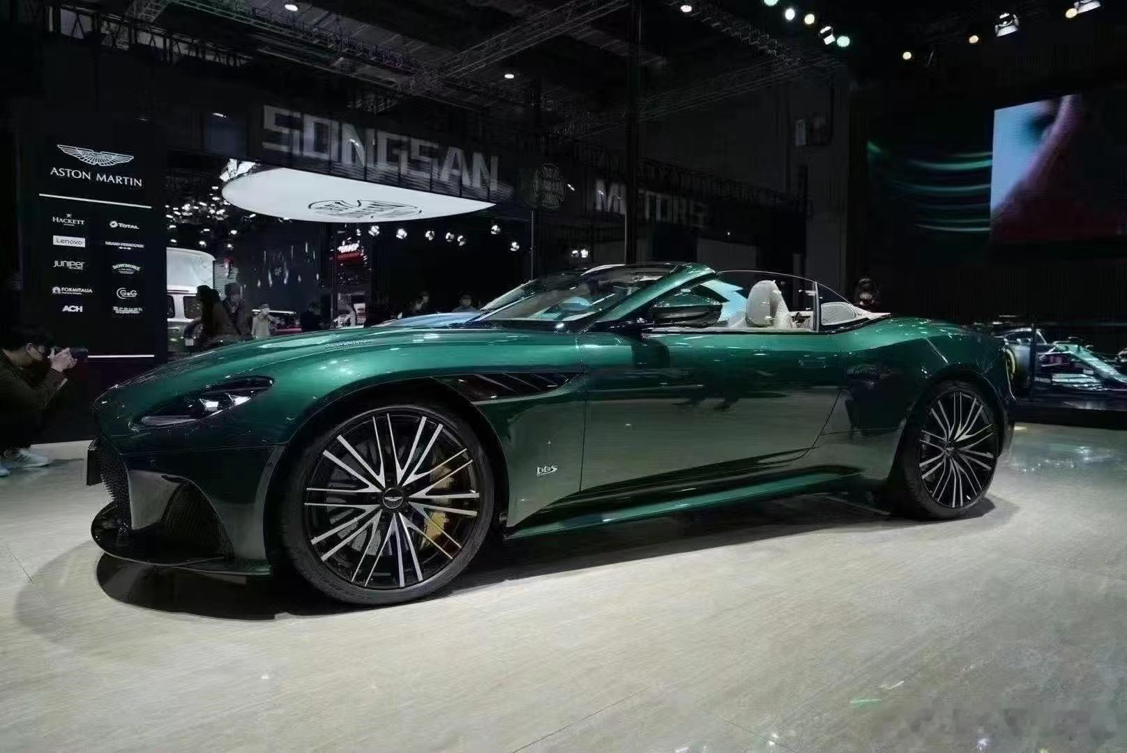 阿斯顿马丁 DBS V12 Volante 敞篷版、白金汉爵绿/棕铜&珊瑚粉 ​