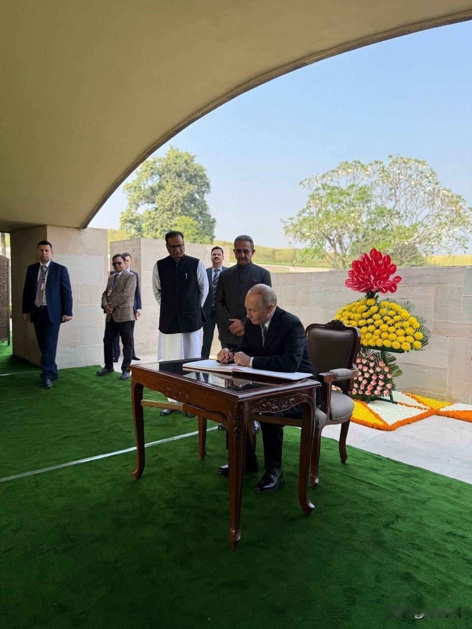 普京总统参观了位于新德里的拉吉加特遗址，这里是圣雄甘地的火葬地。

普京在纪念碑