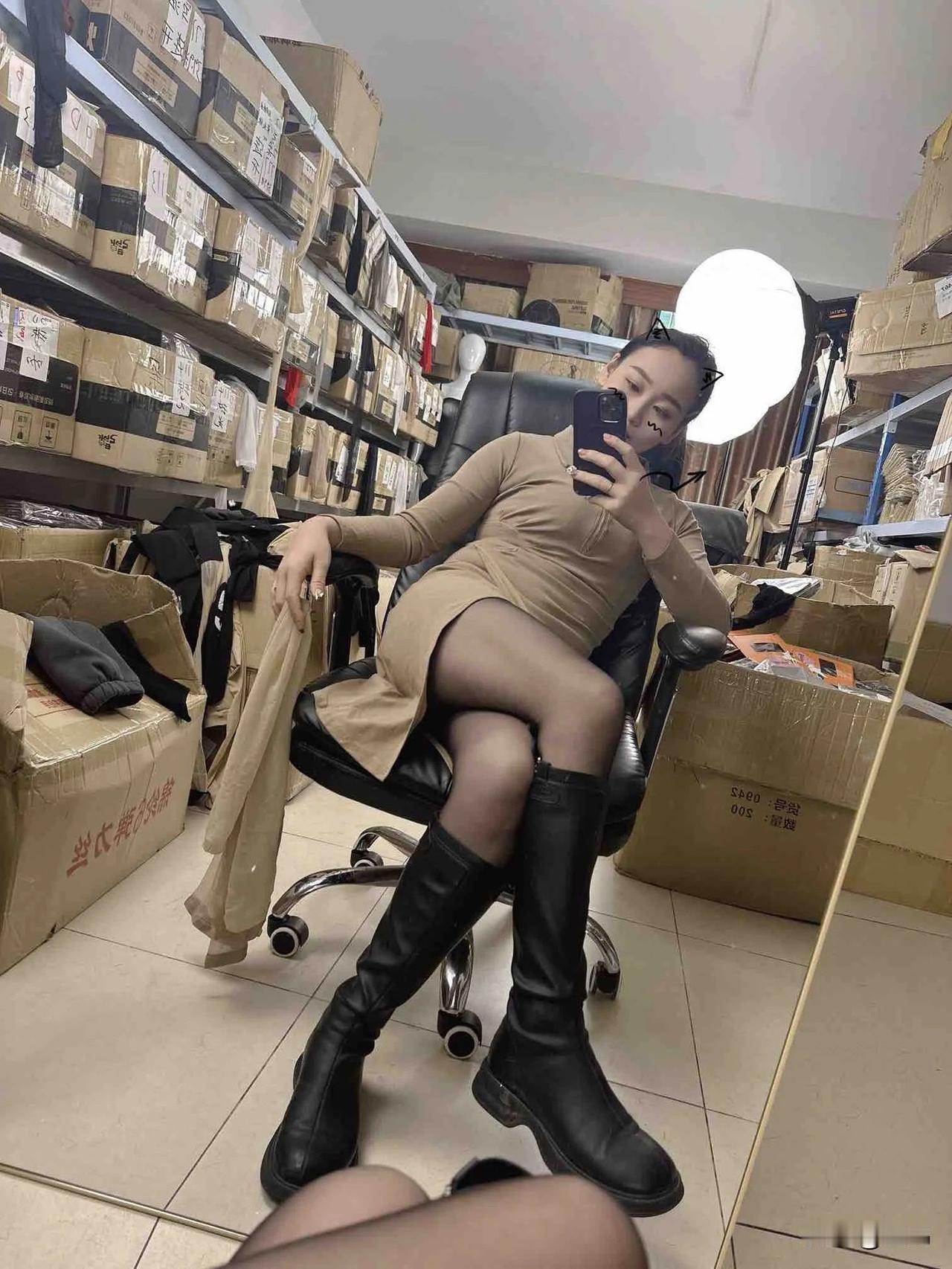 今年秋天，优雅连衣裙与高筒靴的搭配堪称时尚利器。黑色高筒靴穿搭 高筒靴子搭配 过