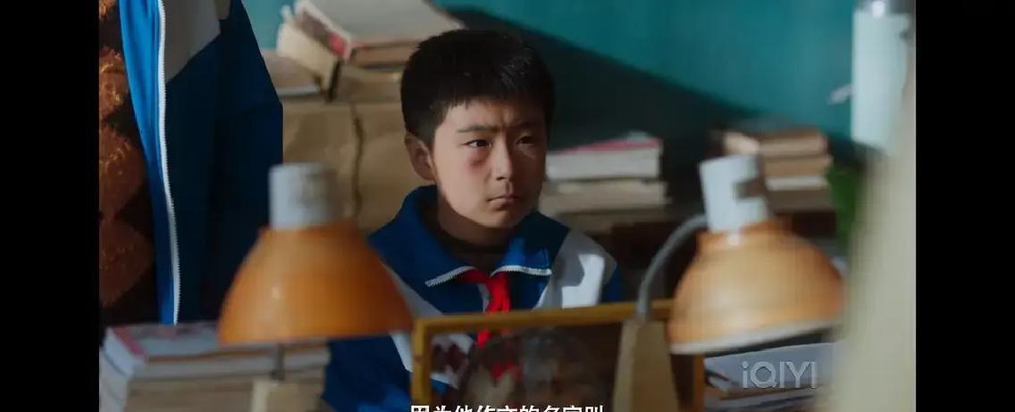 有些架，必须大人去打。

我外甥霍晓阳，回来拳头攥得死紧，嘴唇咬出血。他同学王宁