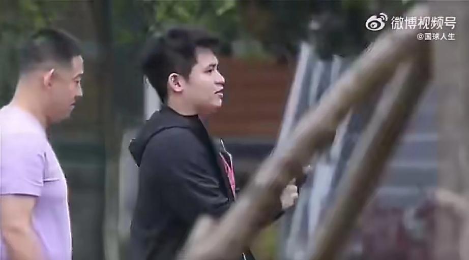 好久不见林诗栋，
今天终于见到了在成都参加封闭训练的林诗栋。
林诗栋身穿黑色上衣