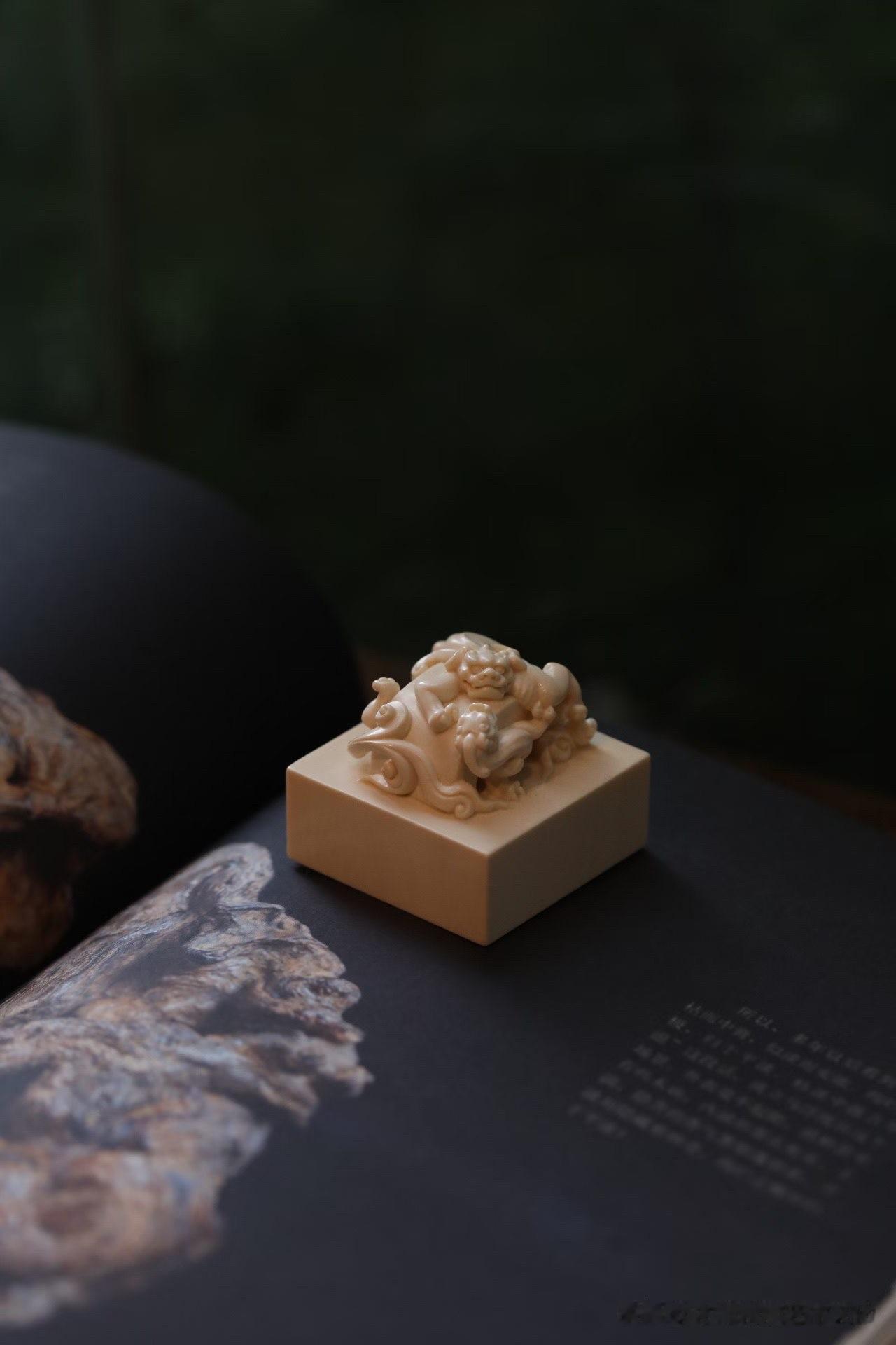 方寸之间，尽藏古意。

猛犸老料温润凝洁，印身方正规整，双螭盘旋相依，圆雕与镂雕