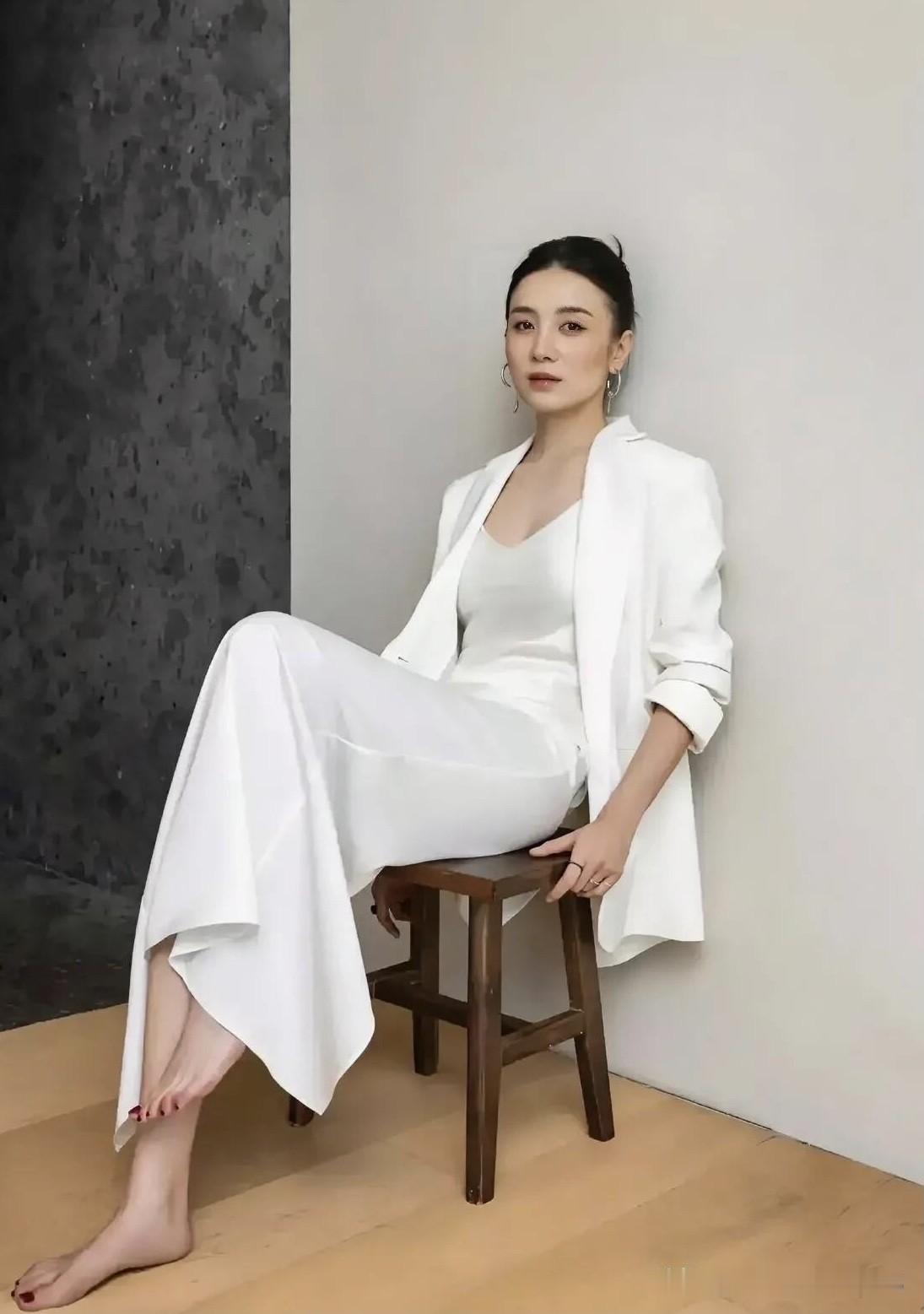 宋佳这身材真的绝了，就算是女的看到了也都是会羡慕的吧，颜值不是特别高，但演技是娱