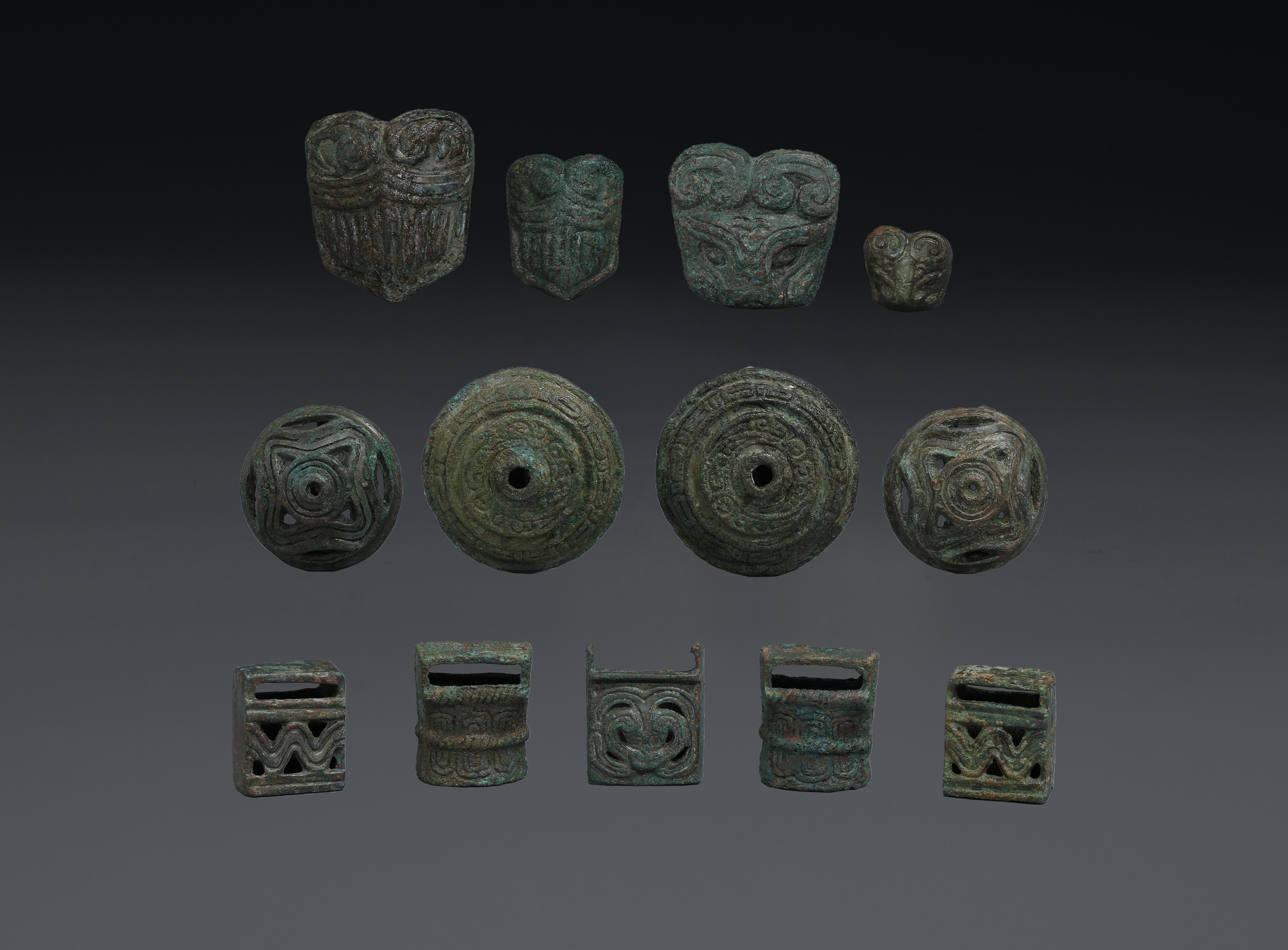 2022年陕西富平长春遗址白家墓地出土的西周中晚期铜车马饰件散件 