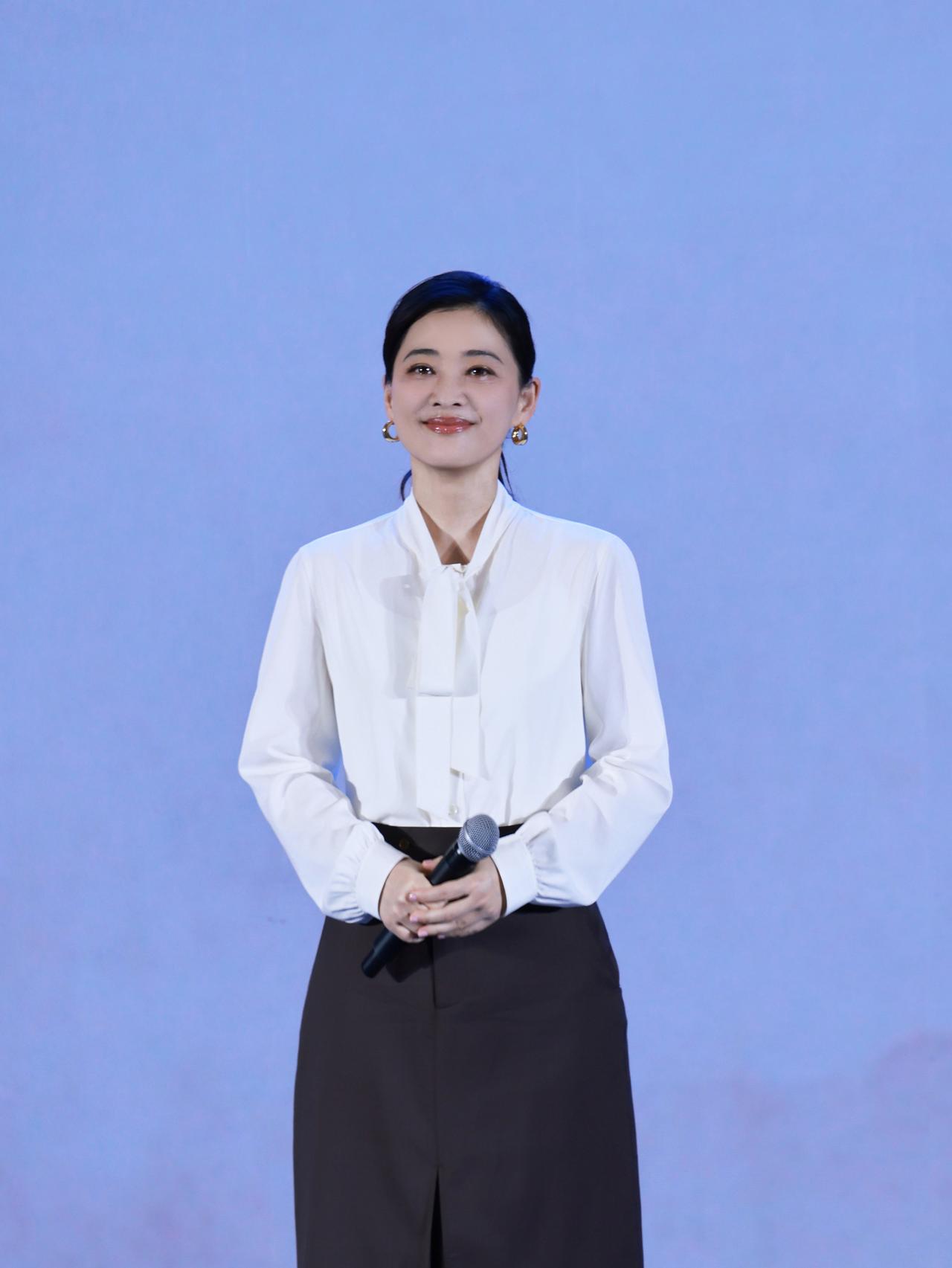 【梅婷今日亮相，优雅与力量并存】

今日，梅婷现身2026中国网络文明大会，一身