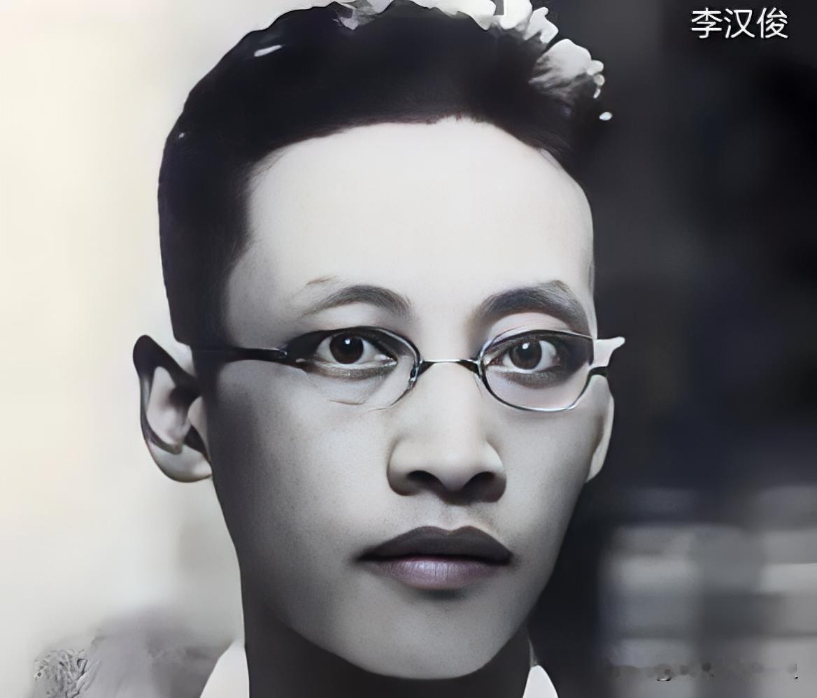 1927年12月17日下午，武昌，李汉俊穿着棉睡衣在书房写文章。

院门突然被砸