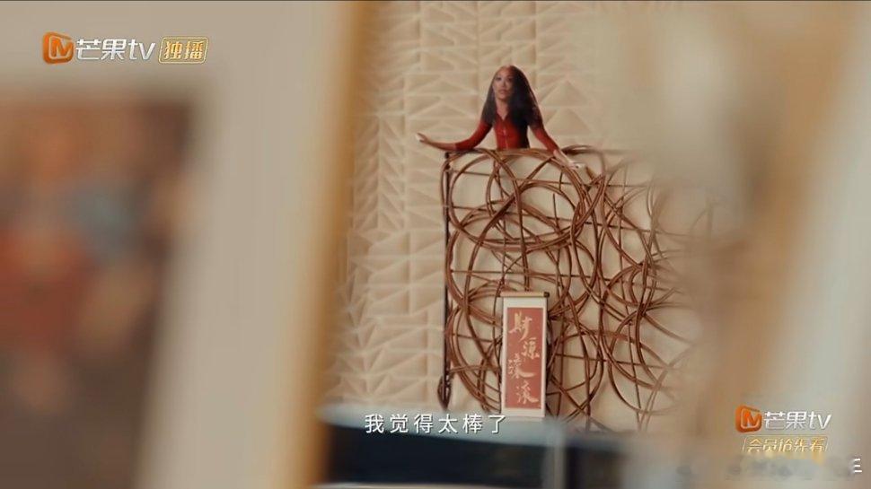 老鼠干火到美国了袁娅维做客香缇莫家，竟然发现粉丝送的劈叉老鼠干，咱华流好物也是火