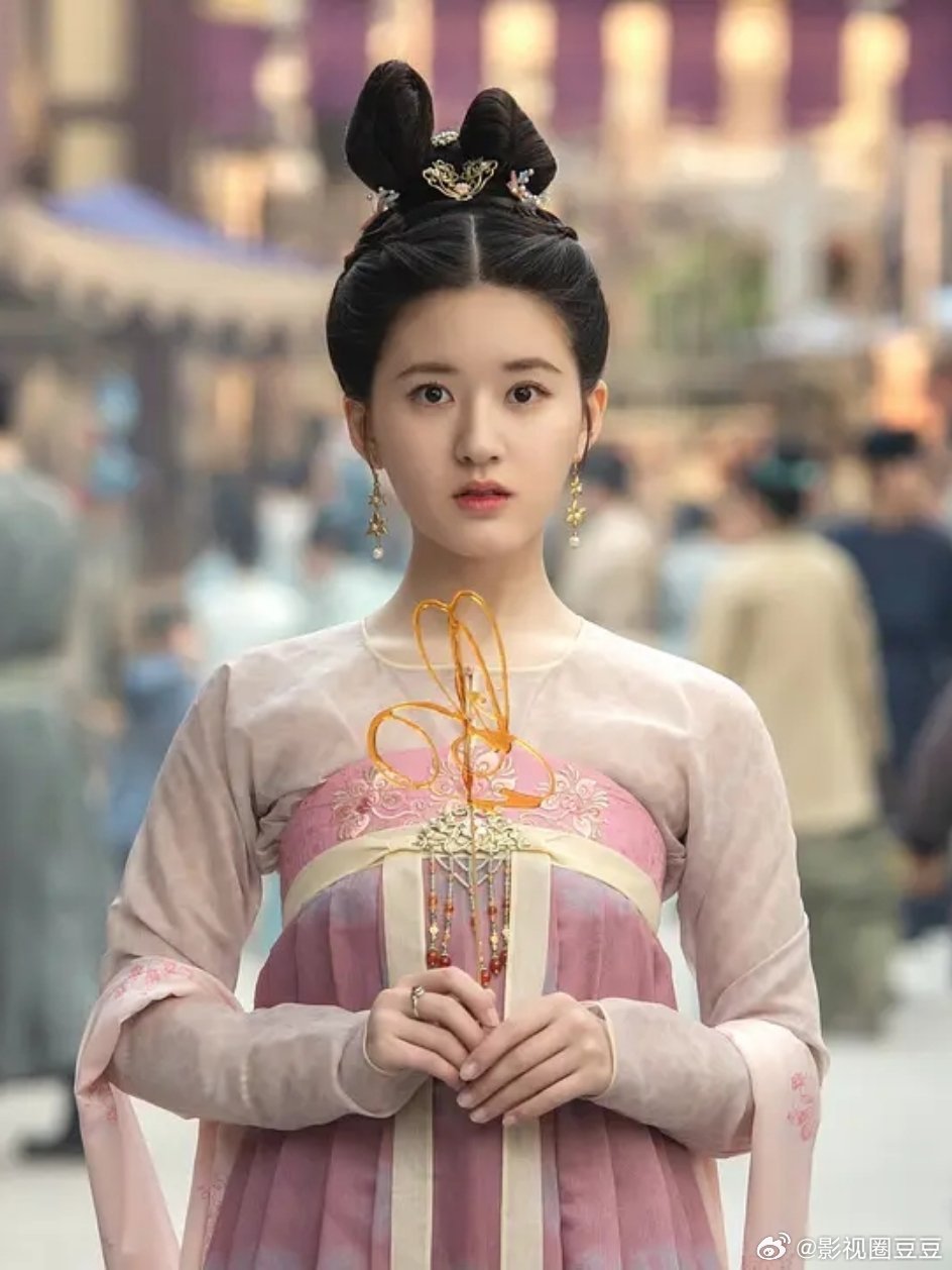 璀璨之上 迪丽热巴 以前赵露思给迪丽热巴作配《长歌行》，现在迪丽热巴是要追随赵露