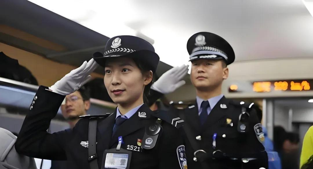 高铁乘辅警是个很不错的就业方向！

1，上一休一或上二休一，每月工作时间为15-