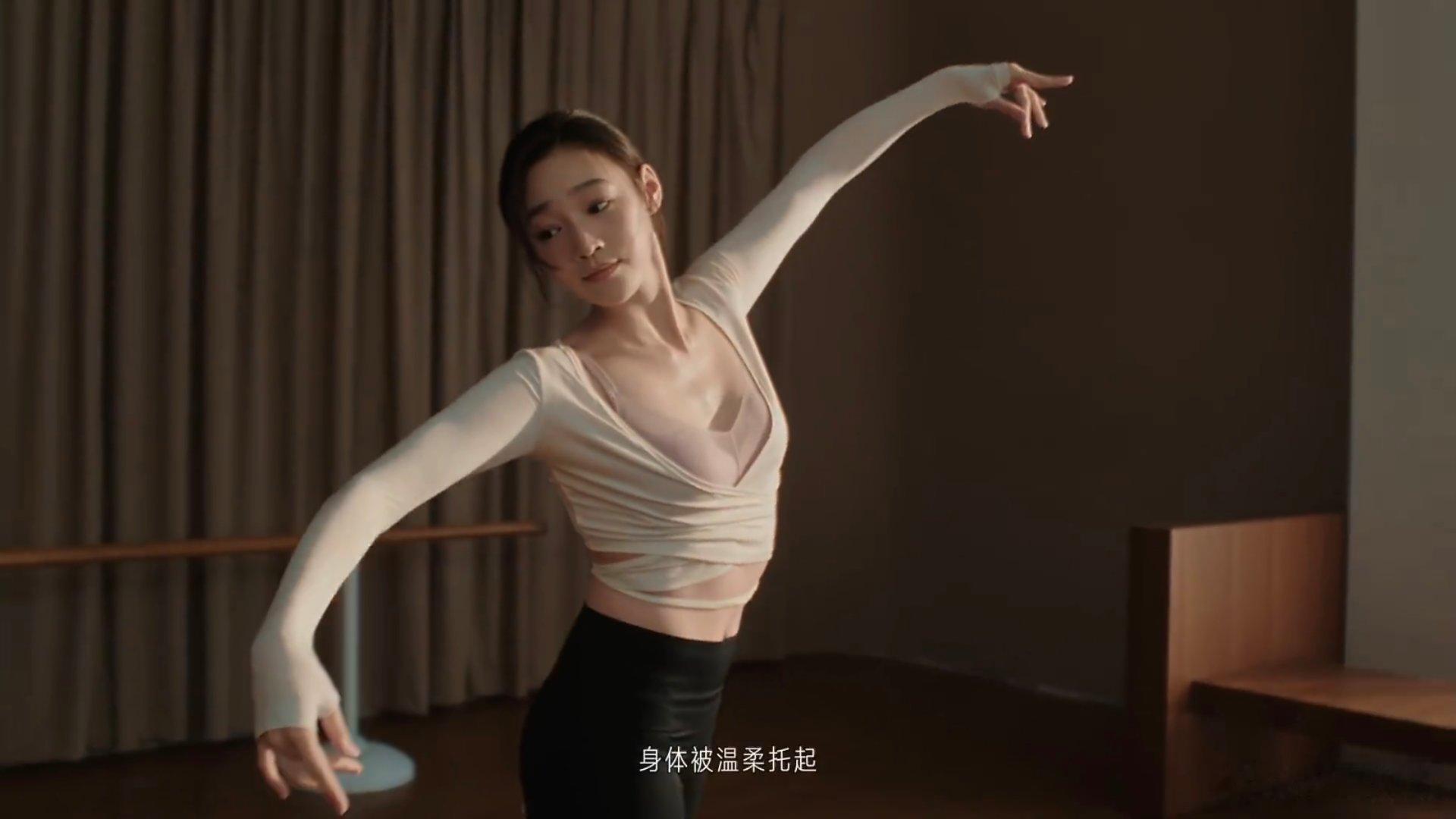 刘诗诗安莉芳全球品牌代言人谁还没收到刘诗诗的夸夸  镜头里，定格她们的故事；镜头