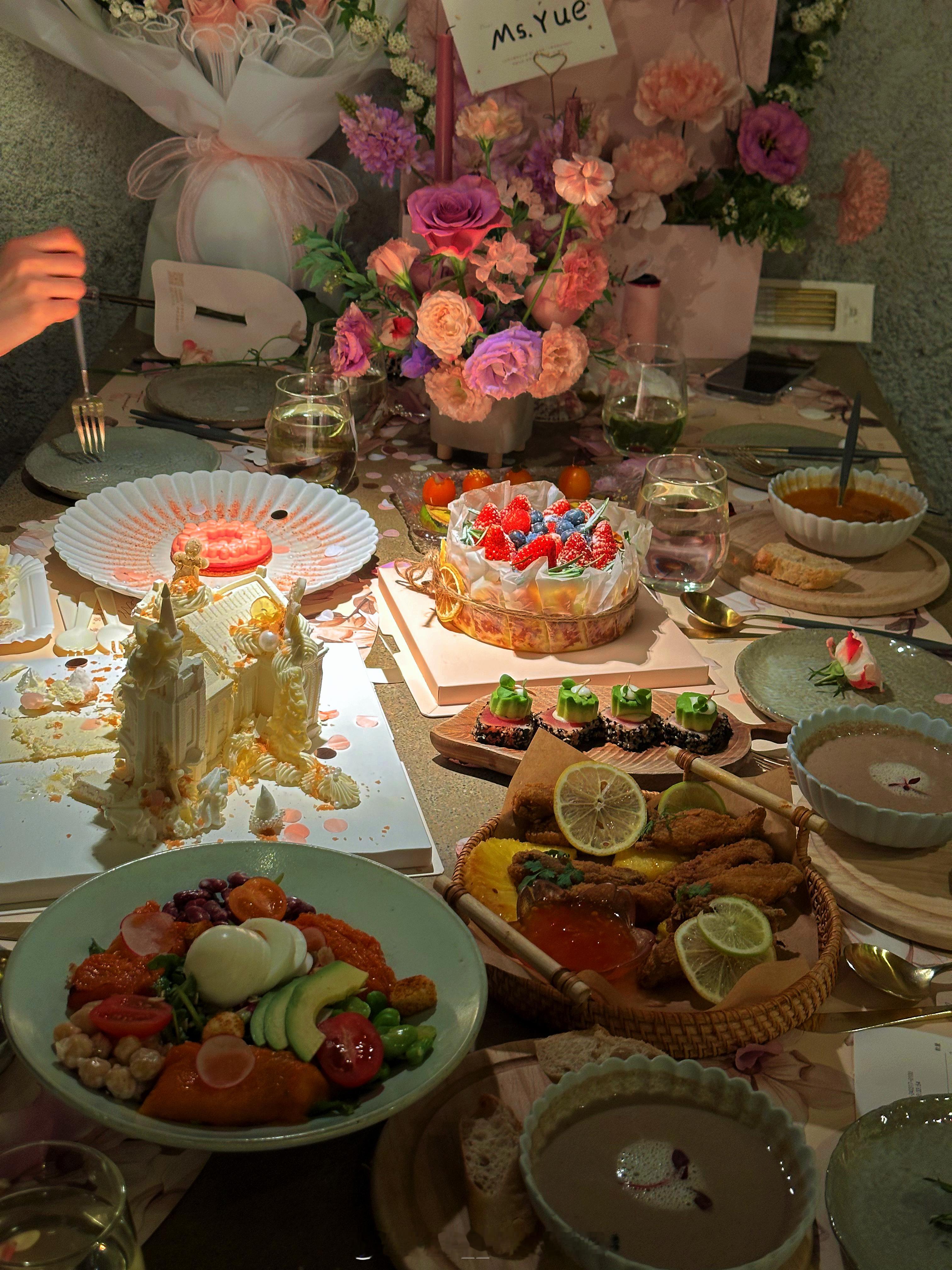 和八年前一起去过这家餐厅的人又一次去了这家餐厅 🎂💐  ​​​