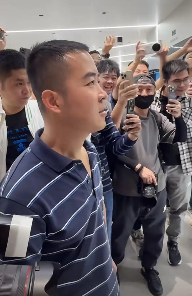 在车展上，直勾勾，赤裸裸，目不转睛，盯着车模看的，大火特火的“条纹哥”账号被封了