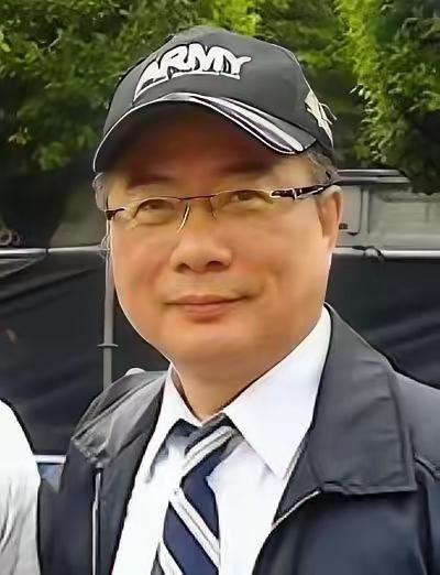 72岁，电子脚镣，台北闹市。
这是蔡正元的现状。
他妹妹在上海直播，哭了。
说哥