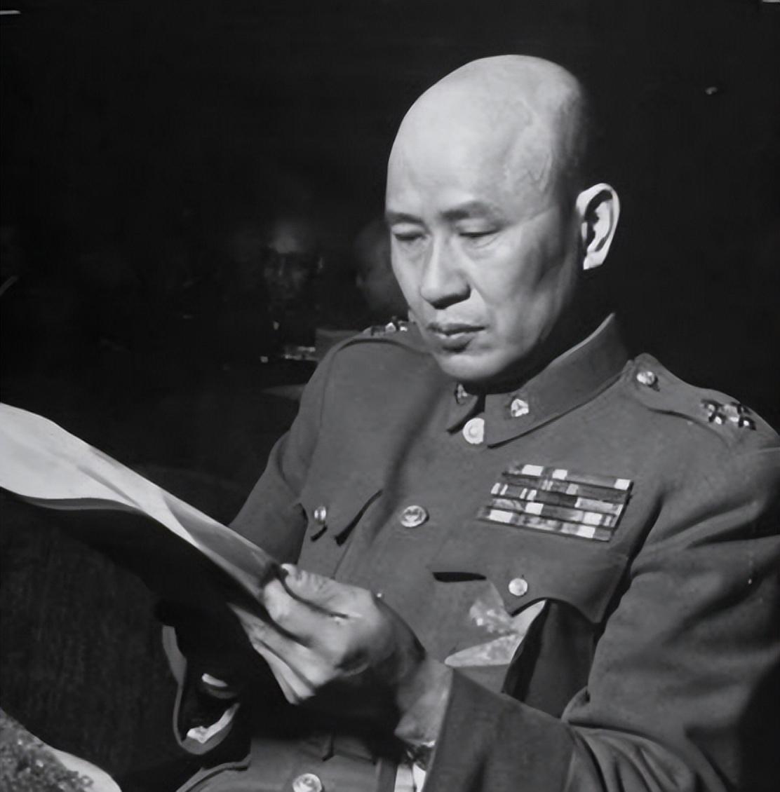 开国上将陈明仁的爱情故事，真是让人感慨万千！他与发妻谢芳如相濡以沫，谢芳如卖猪助