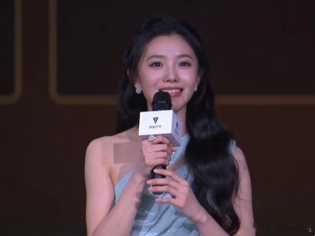 刚拿驾照的 分享真实经历：面对复杂路况时，车辆的智能辅助功能就像请了位专业陪练。