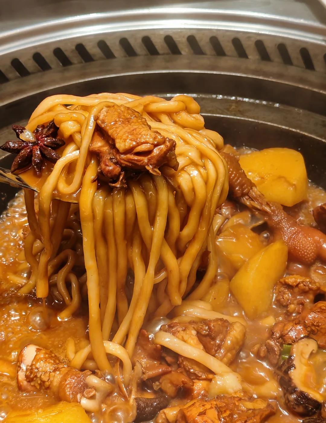 广州铁锅焖面天花板在这！
太爱陈家祠这家铁锅炖了！他家现在居然也有铁锅焖面了
果