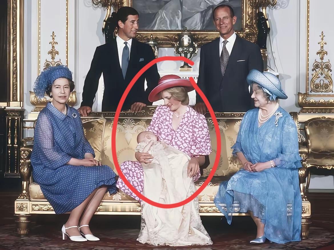 这一刻的戴安娜，应该是幸福的！
毕竟查尔斯王子，还在她身边守护，而她周边围绕的，