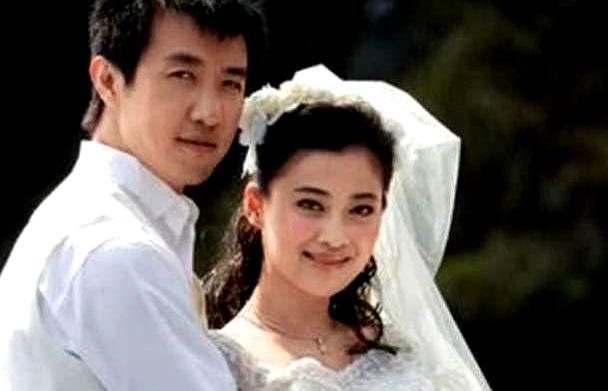 2000年从法国归来的鄢颇在一次酒会上对梅婷一见钟情，当时梅婷在演艺圈已经算是小