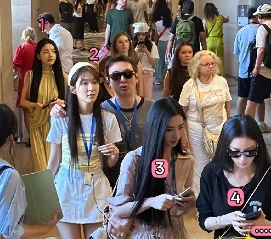 38岁王思聪巴黎“靠墙照”刷屏！现身法国KTV唱歌，被4个美女环绕一脸倦容，老爹