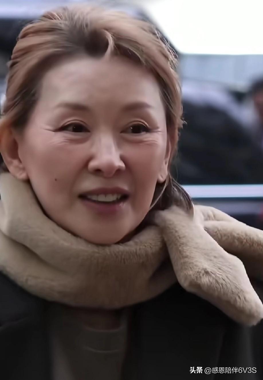 刚刷到李美淑66岁的近照，真给我看呆了！这发量也太牛了，乌黑浓密，简直是撑着整张