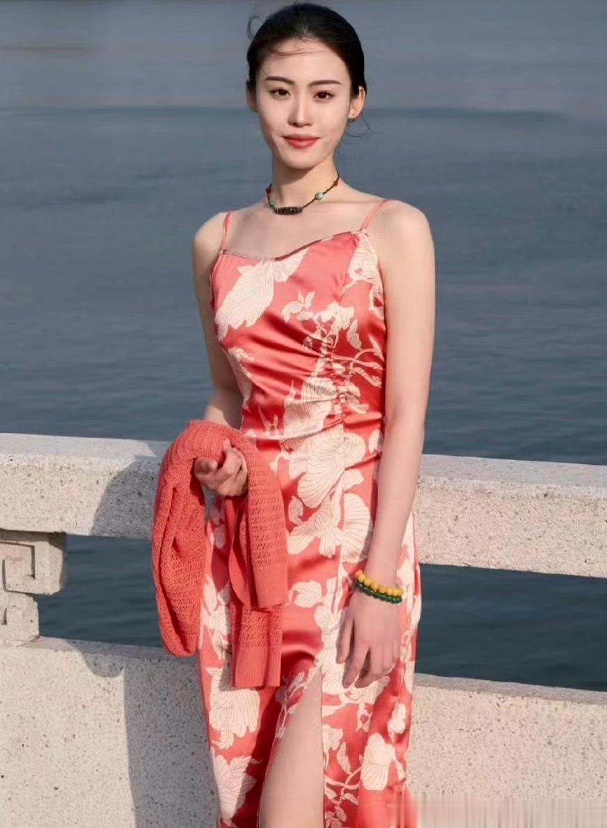 读你惠子，我们去读书。在古巷子里面，去读漂洋过海的书。惠子，我们读不懂古代，也读