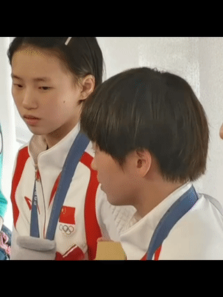#全红婵谈为何不害怕拿不到金牌？# “你最爱吃什么菜啊”，“你最喜欢哪个歌手啊”